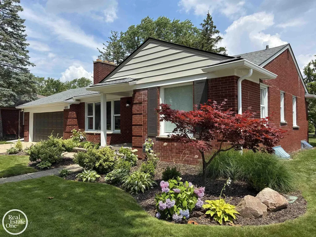 1072 S Brys Drive Grosse Pointe Woods City MI 48236