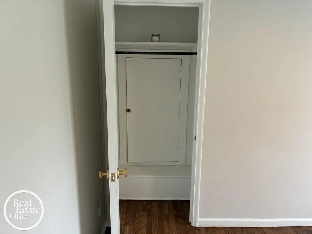 1072 S Brys Drive Grosse Pointe Woods City MI 48236
