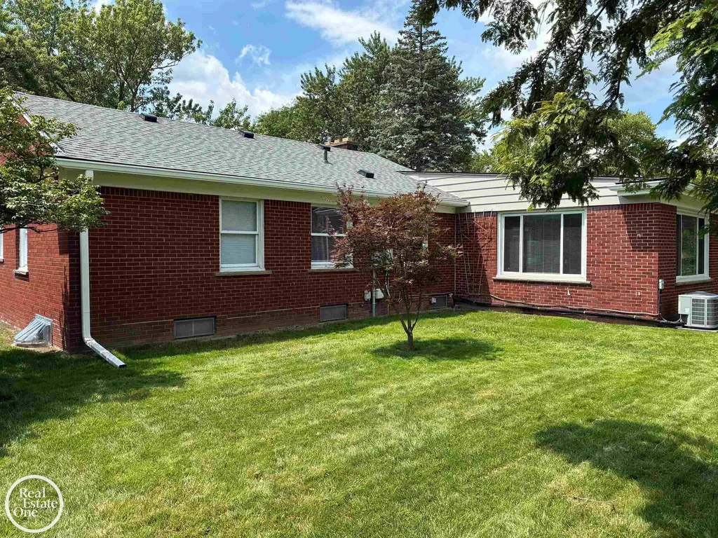 1072 S Brys Drive Grosse Pointe Woods City MI 48236