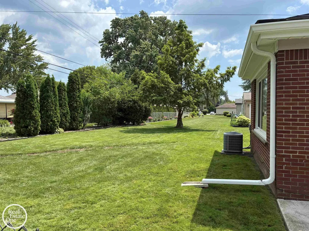 1072 S Brys Drive Grosse Pointe Woods City MI 48236