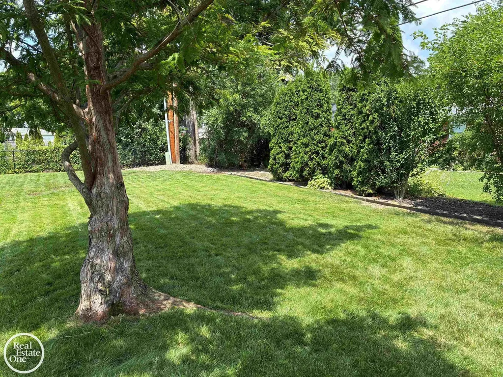 1072 S Brys Drive Grosse Pointe Woods City MI 48236