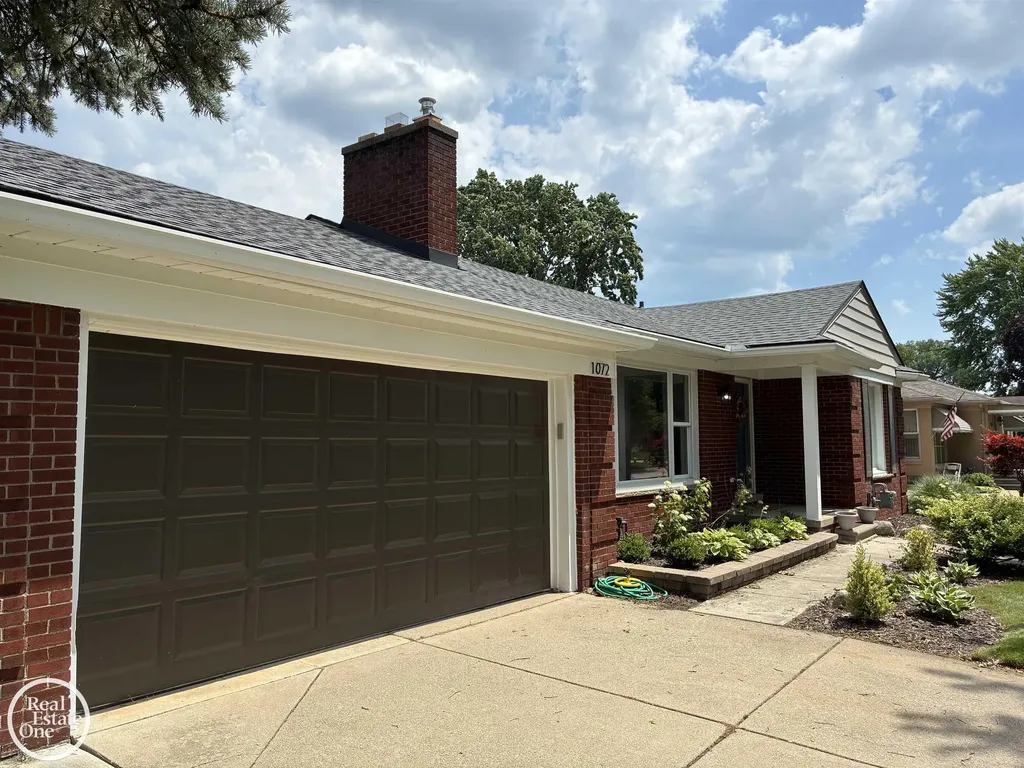 1072 S Brys Drive Grosse Pointe Woods City MI 48236