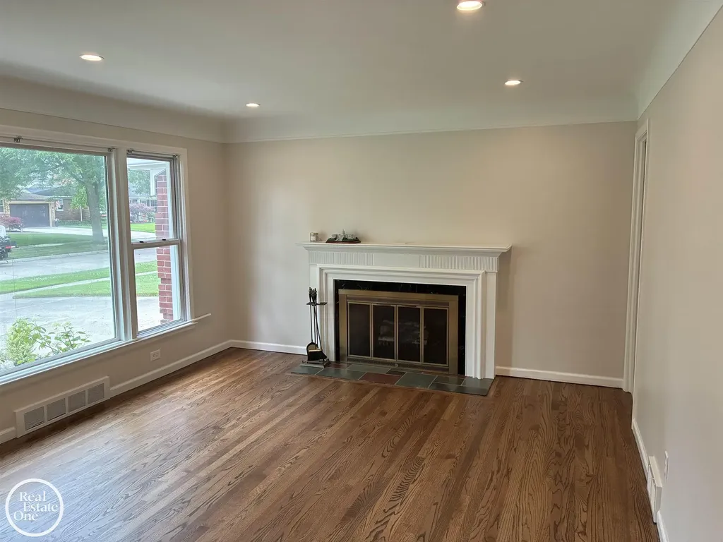 1072 S Brys Drive Grosse Pointe Woods City MI 48236