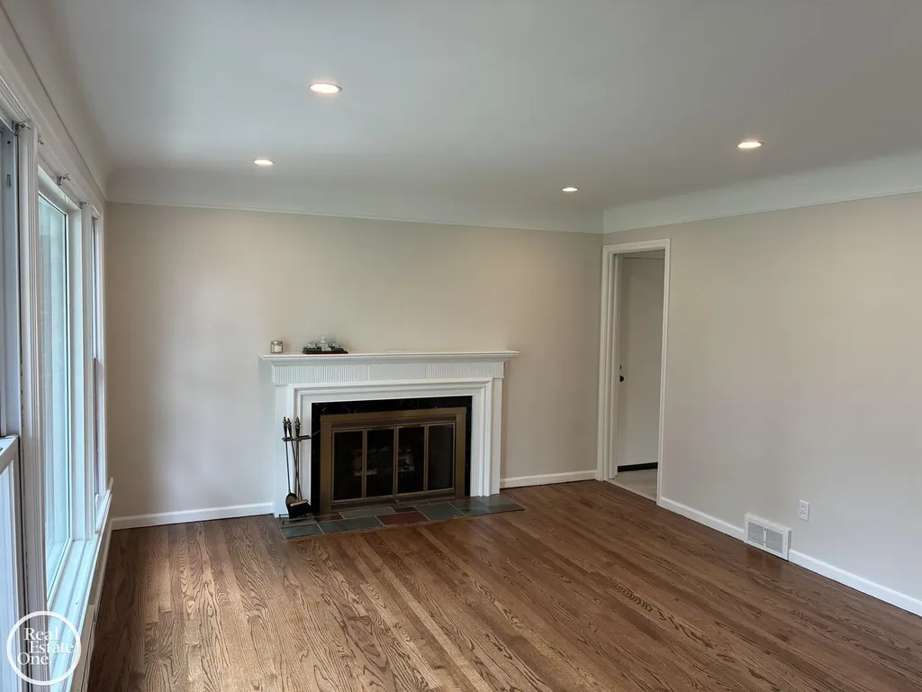 1072 S Brys Drive Grosse Pointe Woods City MI 48236