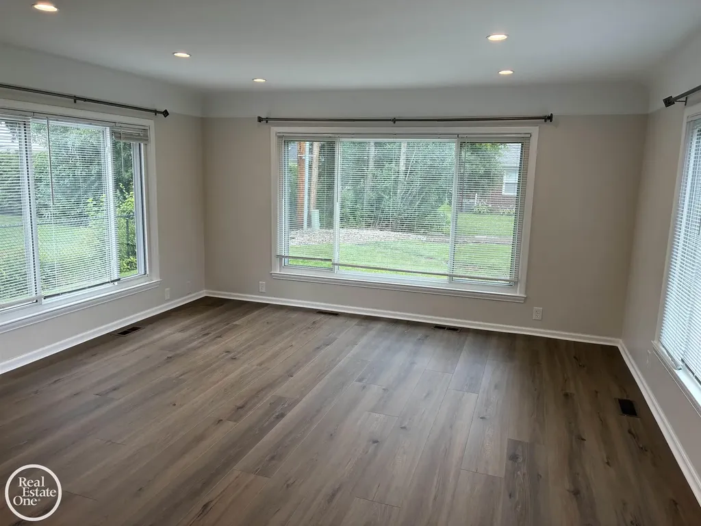 1072 S Brys Drive Grosse Pointe Woods City MI 48236