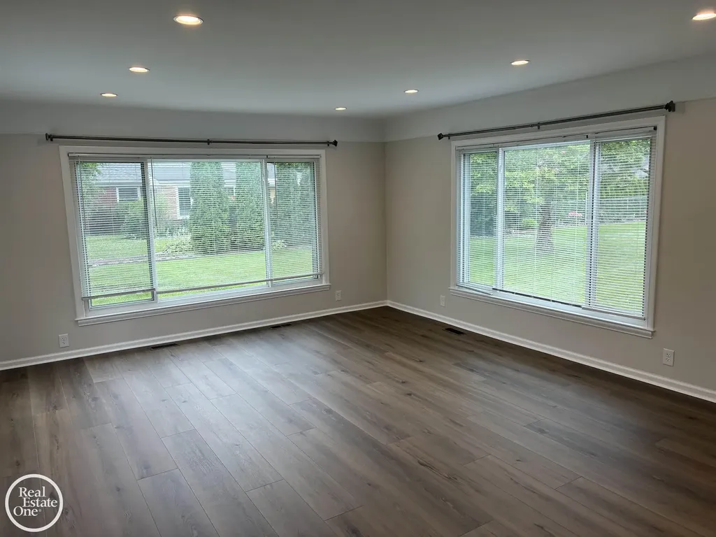 1072 S Brys Drive Grosse Pointe Woods City MI 48236