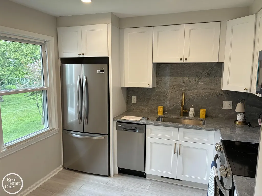 1072 S Brys Drive Grosse Pointe Woods City MI 48236