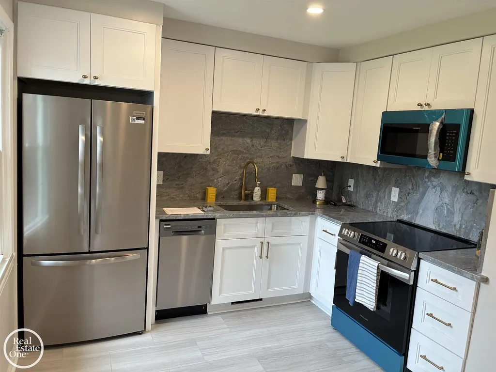 1072 S Brys Drive Grosse Pointe Woods City MI 48236