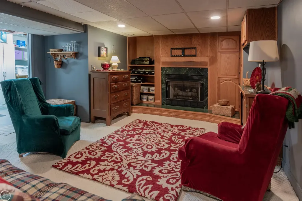8324 Darlene Street Warren City MI 48093