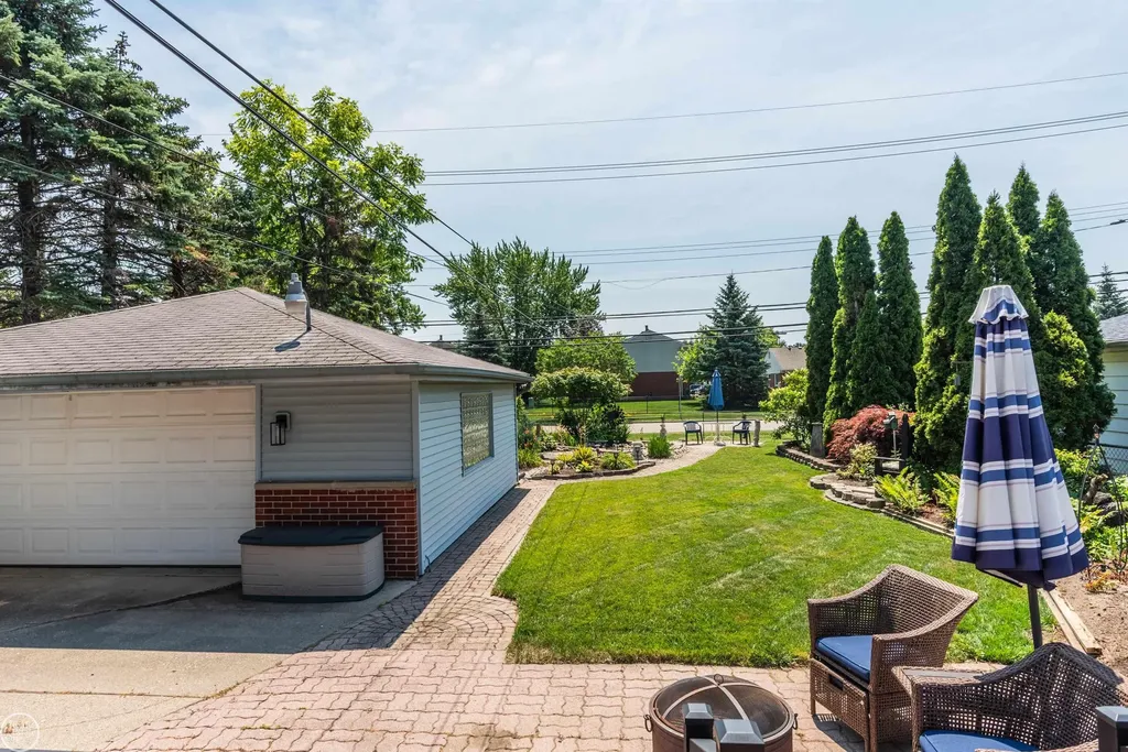 8324 Darlene Street Warren City MI 48093