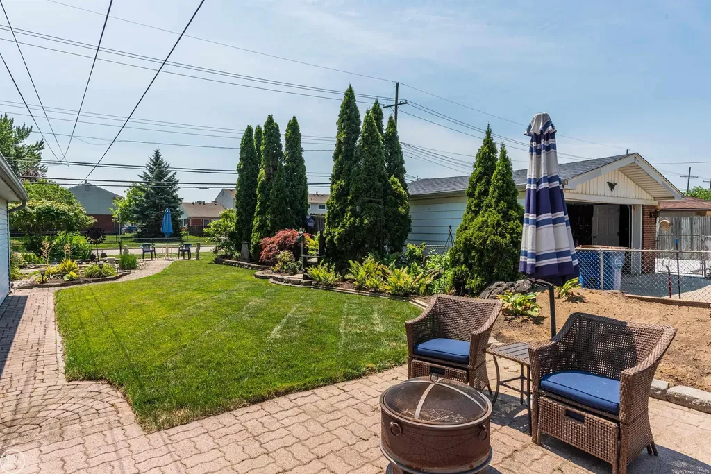 8324 Darlene Street Warren City MI 48093