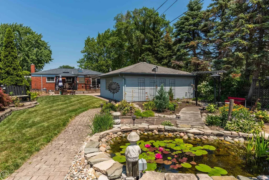 8324 Darlene Street Warren City MI 48093