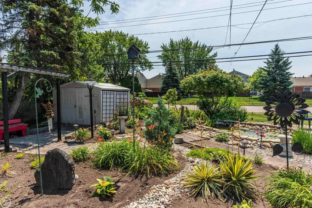8324 Darlene Street Warren City MI 48093
