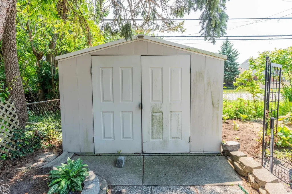 8324 Darlene Street Warren City MI 48093