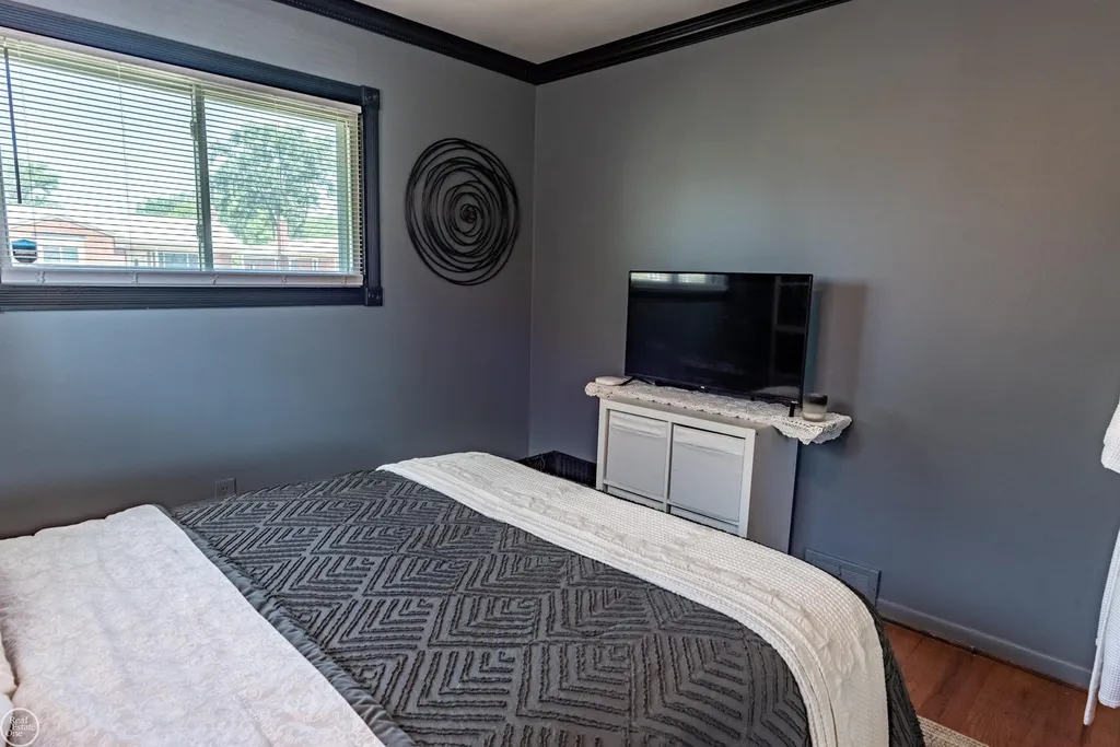 8324 Darlene Street Warren City MI 48093