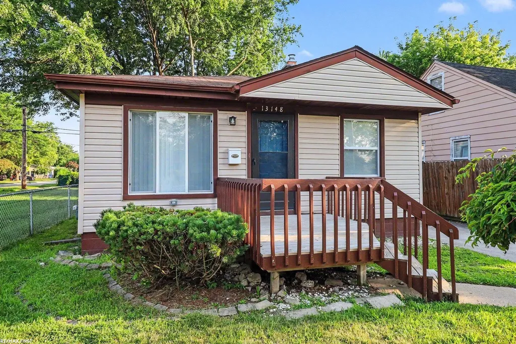 13148 Fisk Avenue Warren City MI 48089