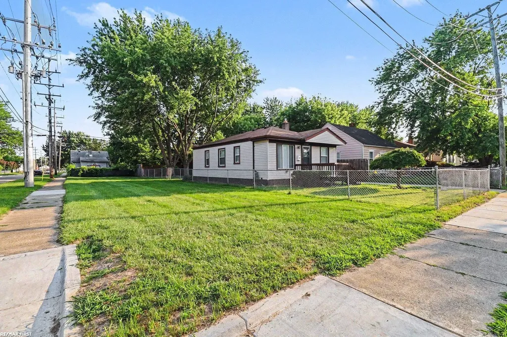 13148 Fisk Avenue Warren City MI 48089
