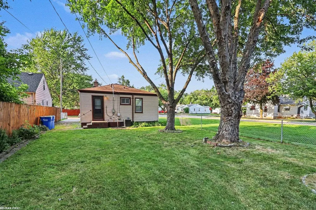 13148 Fisk Avenue Warren City MI 48089