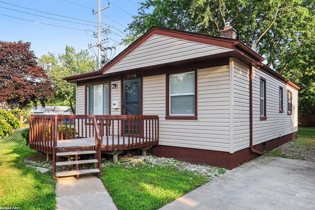 13148 Fisk Avenue Warren City MI 48089