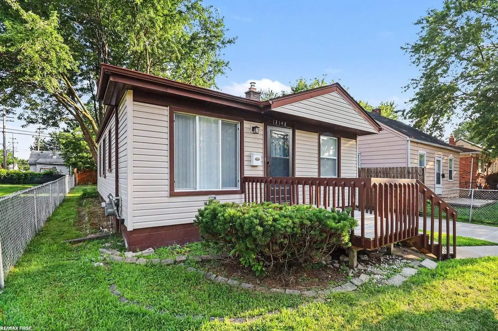 13148 Fisk Avenue Warren City MI 48089