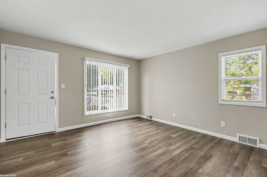 13148 Fisk Avenue Warren City MI 48089