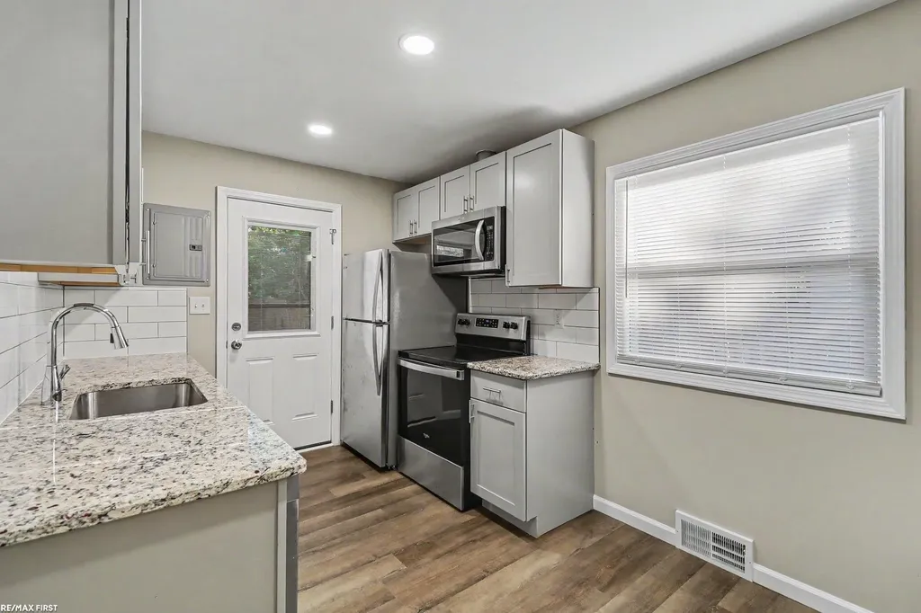 13148 Fisk Avenue Warren City MI 48089