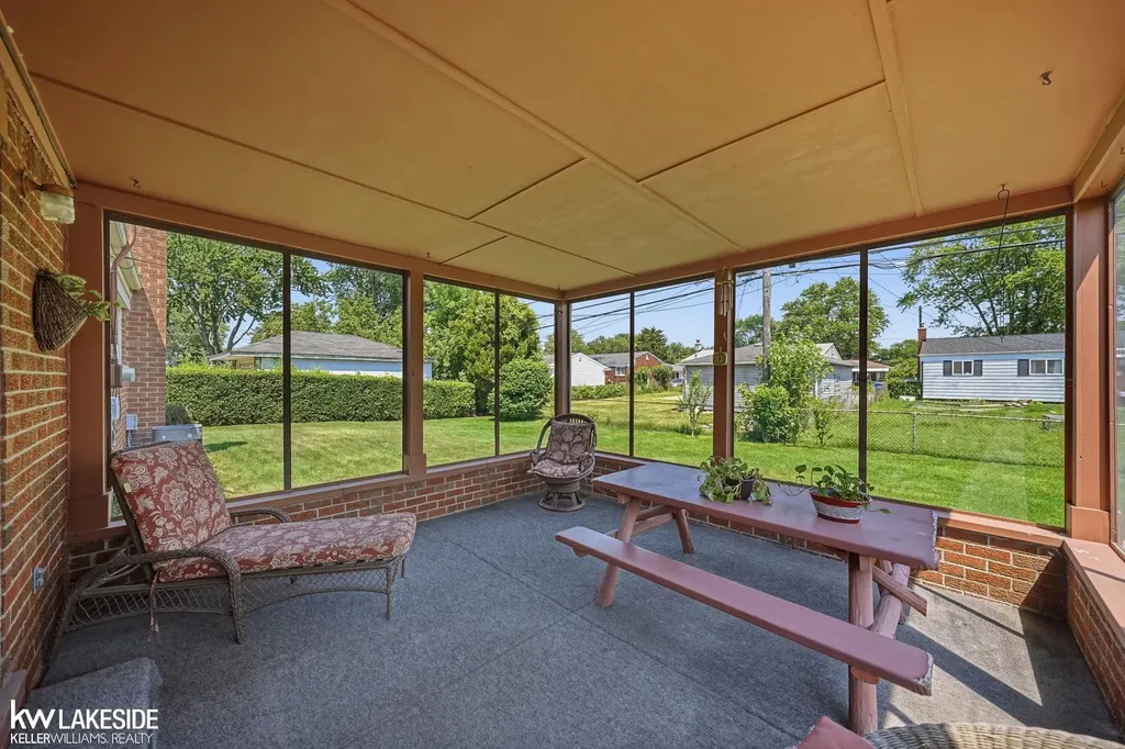 25318 Rubin Road Warren City MI 48089