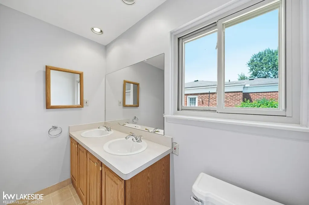 25318 Rubin Road Warren City MI 48089