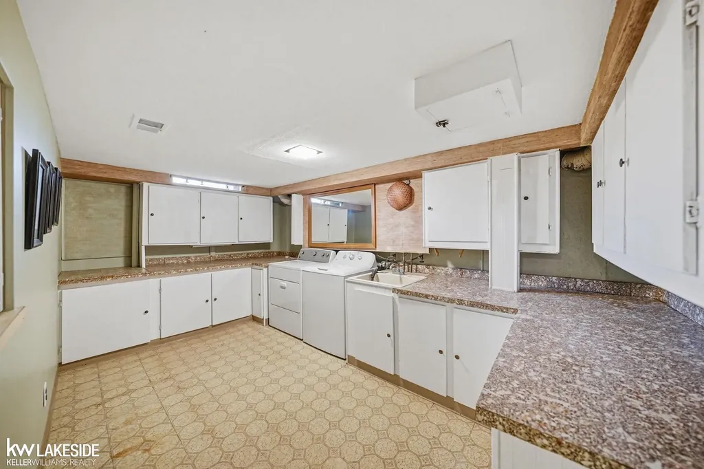 25318 Rubin Road Warren City MI 48089