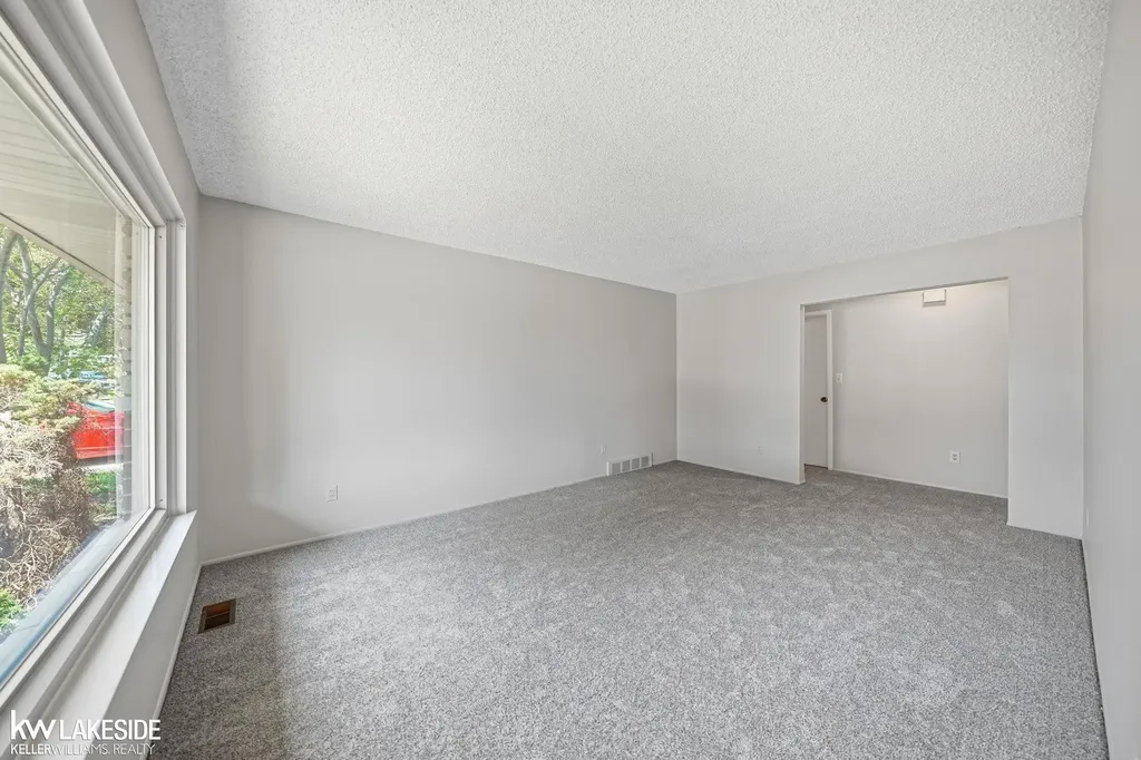 25318 Rubin Road Warren City MI 48089