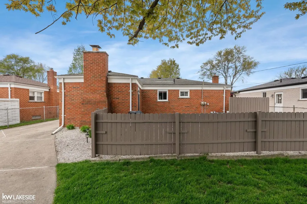 32344 Firwood Warren City MI 48088