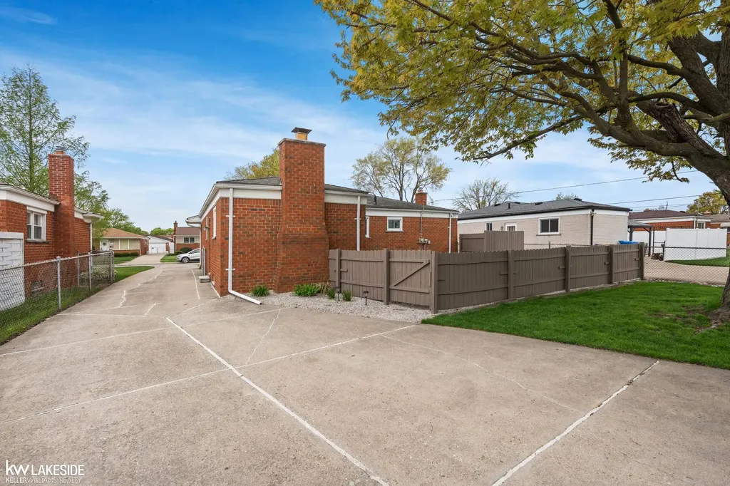 32344 Firwood Warren City MI 48088