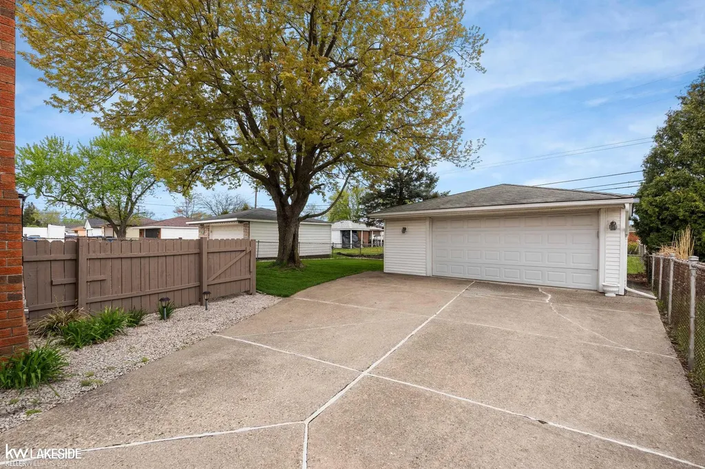 32344 Firwood Warren City MI 48088