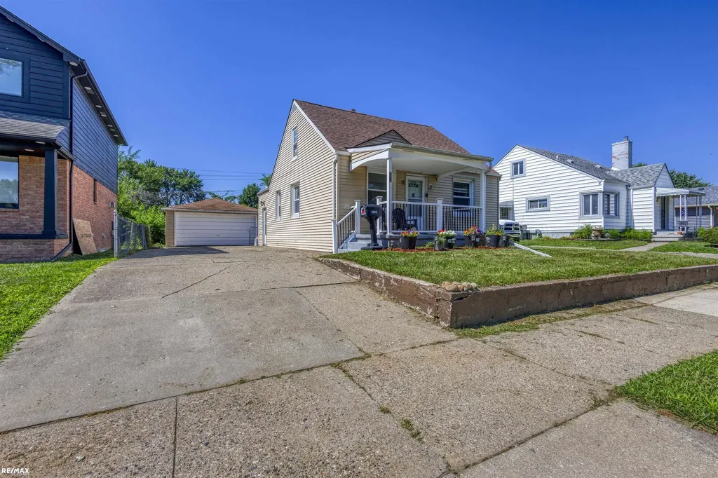 22012 Grand Lake Street St. Clair Shores City MI 48080