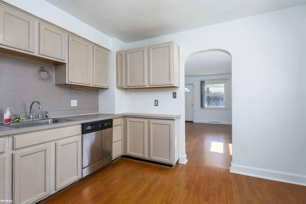 22012 Grand Lake Street St. Clair Shores City MI 48080