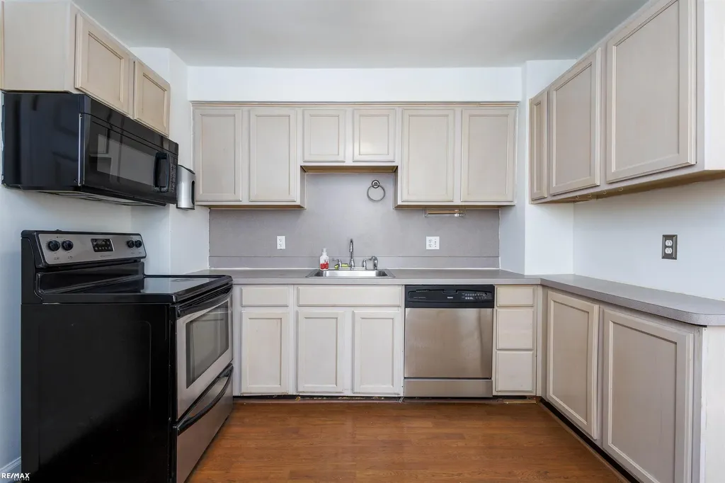 22012 Grand Lake Street St. Clair Shores City MI 48080
