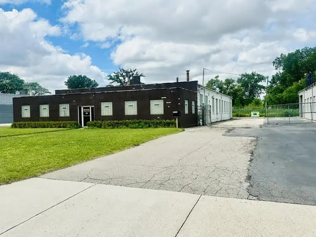 25141 Easy Street Warren City MI 48089