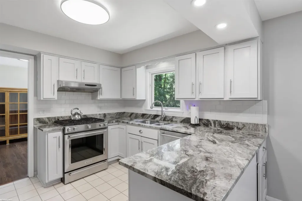 49861 Valley Drive Shelby Charter Township MI 48317