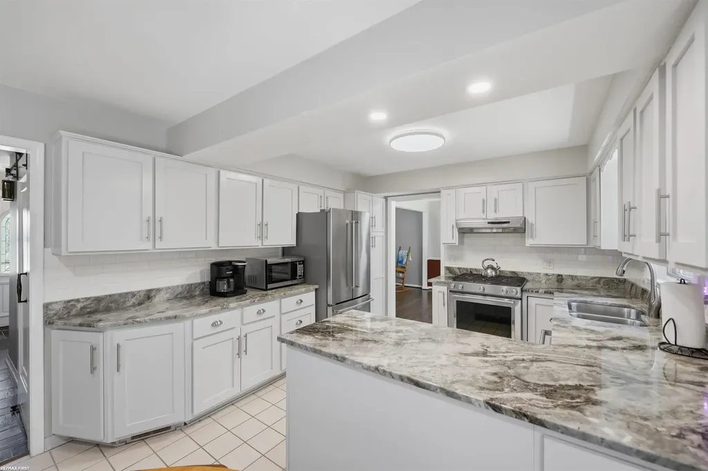 49861 Valley Drive Shelby Charter Township MI 48317