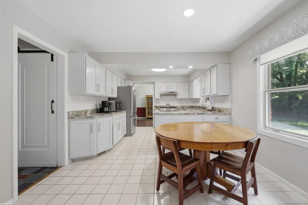49861 Valley Drive Shelby Charter Township MI 48317