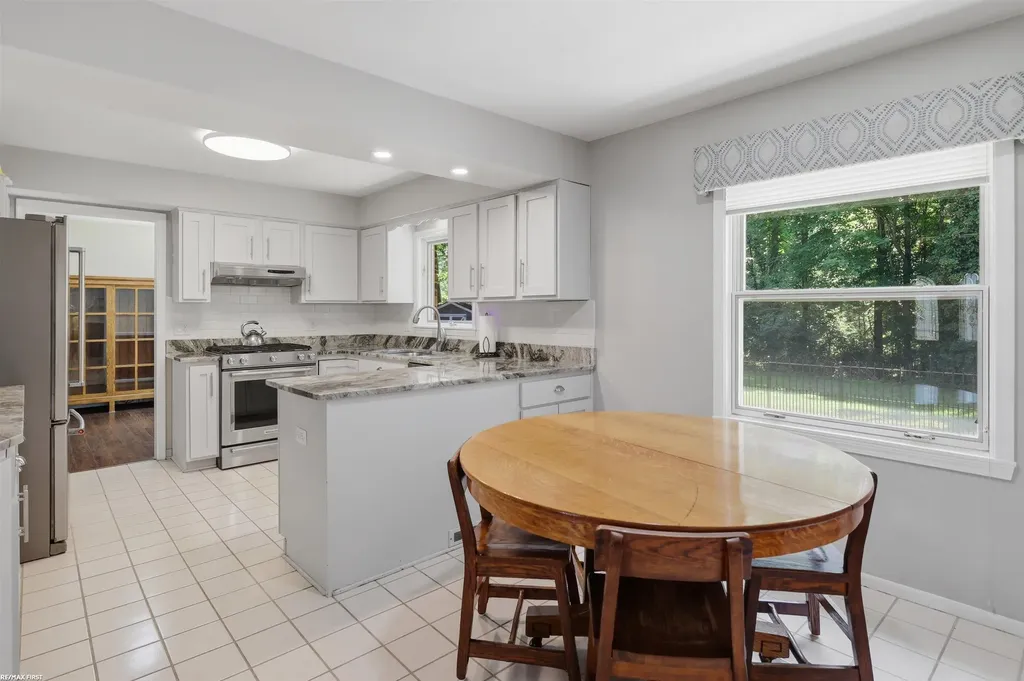 49861 Valley Drive Shelby Charter Township MI 48317