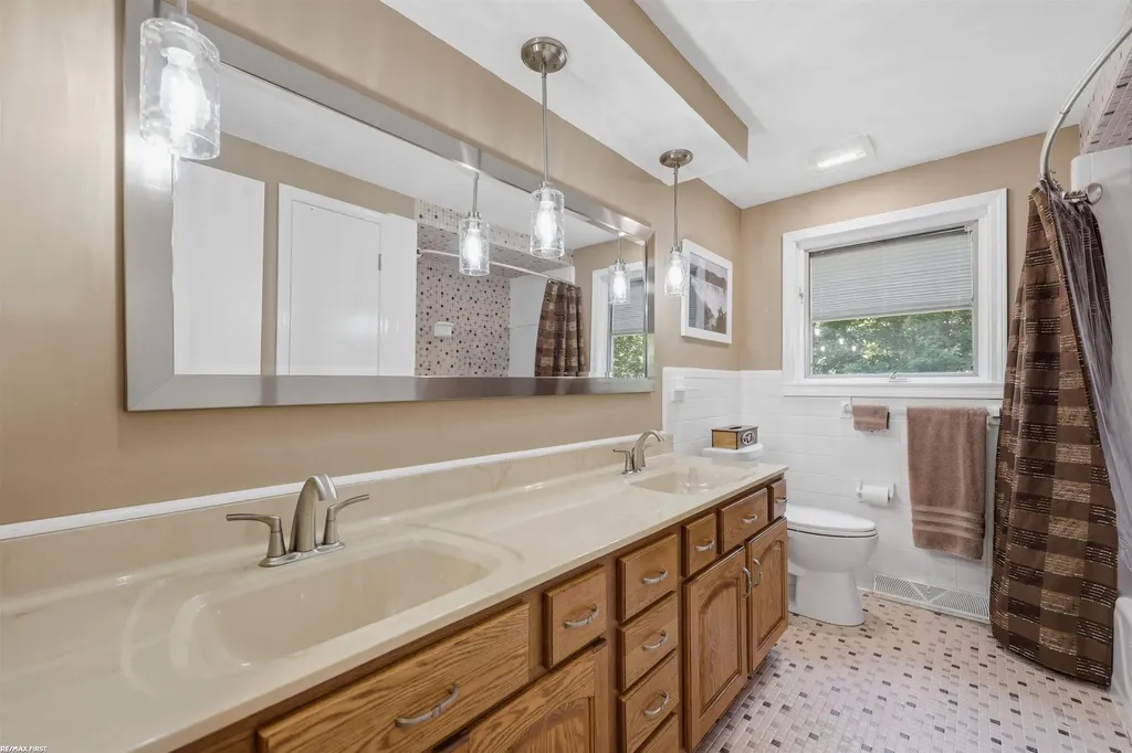 49861 Valley Drive Shelby Charter Township MI 48317