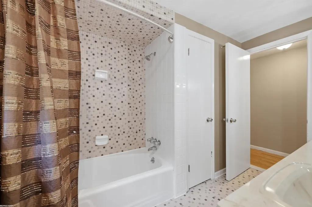 49861 Valley Drive Shelby Charter Township MI 48317