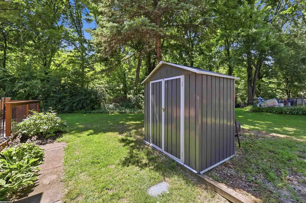 49861 Valley Drive Shelby Charter Township MI 48317