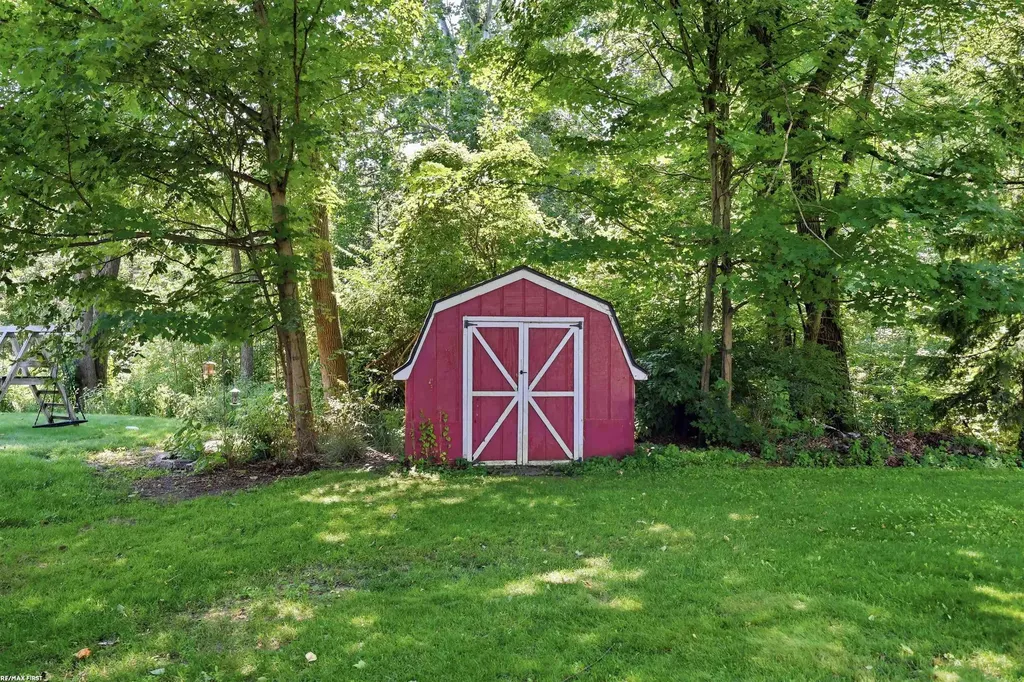 49861 Valley Drive Shelby Charter Township MI 48317