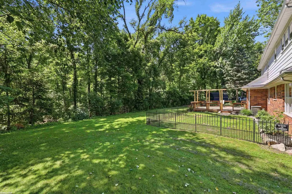 49861 Valley Drive Shelby Charter Township MI 48317