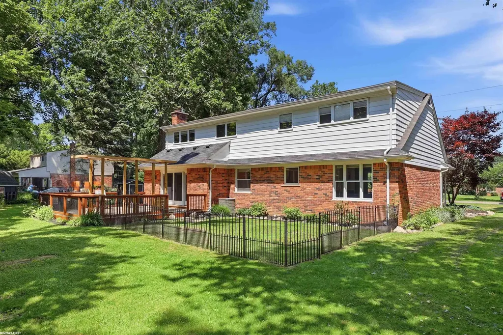 49861 Valley Drive Shelby Charter Township MI 48317