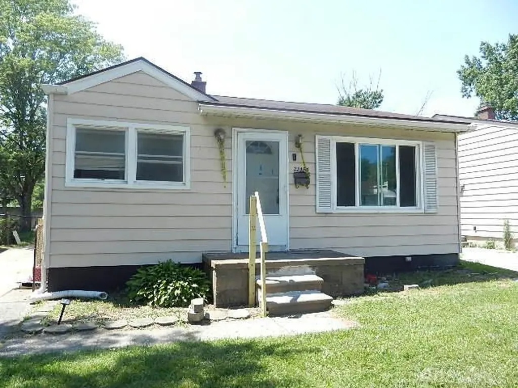 22485 Hillock Avenue Warren City MI 48089