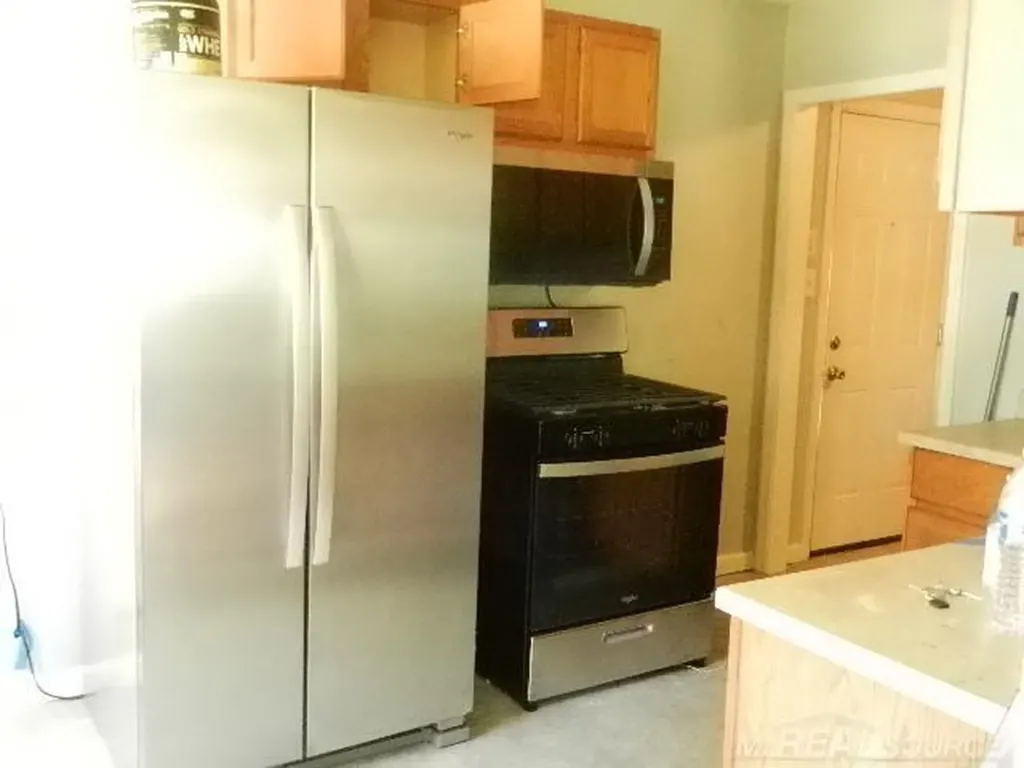22485 Hillock Avenue Warren City MI 48089
