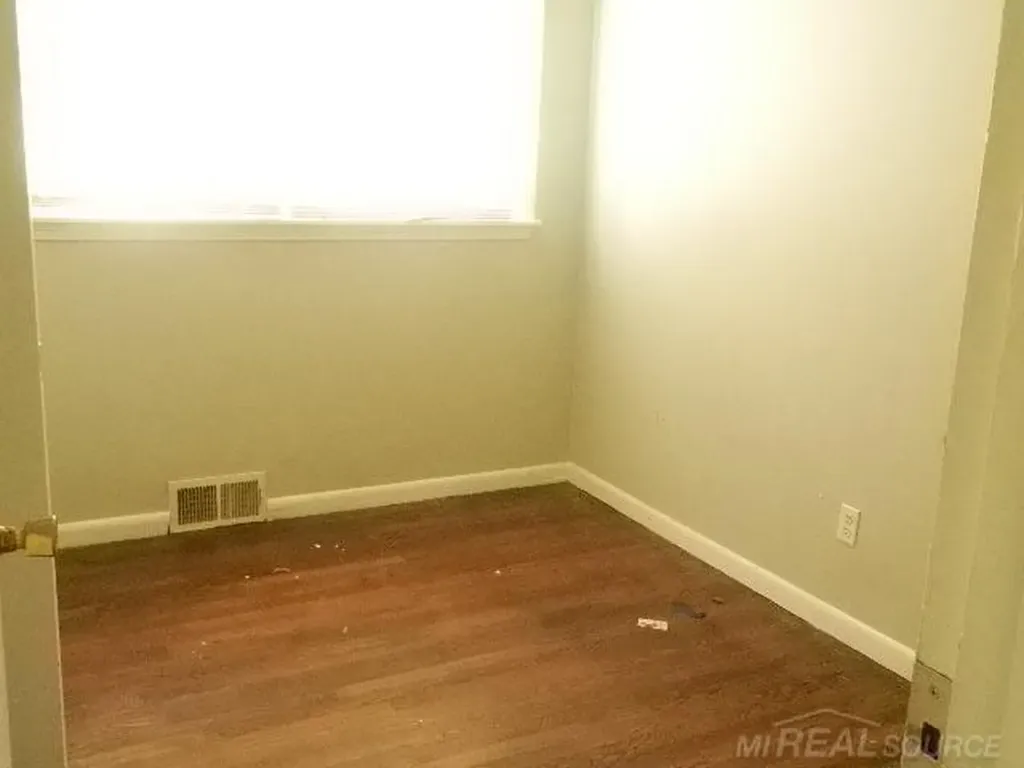 22485 Hillock Avenue Warren City MI 48089